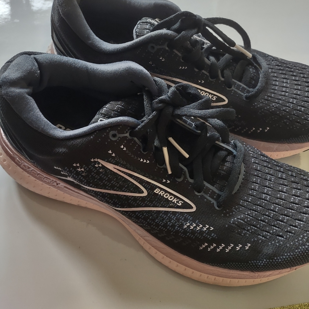 Brooks women's shoes size 9.5us